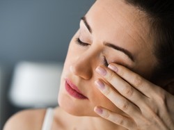 6 czynników powodujących suchość i pieczenie oczu. Sprawdź, które z nich możesz łatwo wyeliminować