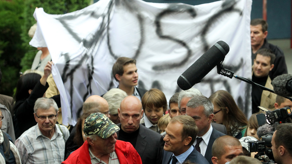 Dzisiaj, w drugim dniu podróży "Autobusem Tuska", premier Donald Tusk odwiedził Piastów i Żyrardów na Mazowszu. Wizycie "Tuskobusu" towarzyszyły skrajne emocje zwolenników i przeciwników lidera PO. - Dość kłamstw - głosił transparent w Piastowie.