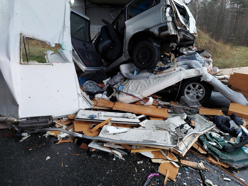 Koszmar na S1 w Mierzęcicach. Zginęło niemowlę i matka, wiele osób rannych