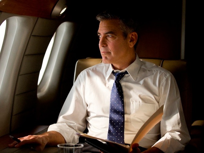 'George Clooney trzyma swoją postać na drugim planie, by zaledwie kilkoma scenami zbudować przejmujący obraz moralnego bankructwa' (Katarzyna Nowakowska, Dziennik Gazeta Prawna)