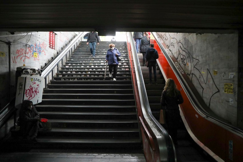 Odeća, patike, ruke i noge mogu da se zaglave u pokretnim delovima stepenica