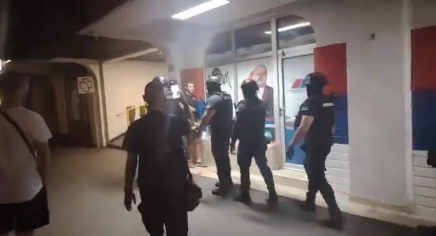 Novi Sad, ispred prostorija SNS