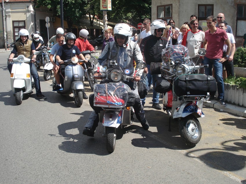 Na putu će se sastajati sa članovima vespa klubova iz drugih gradova