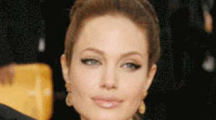 Angelina Jolie lecsúszott 