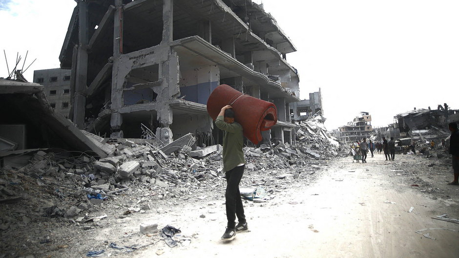 Palestyńczycy w zrujnowanym Chan Junis w Strefie Gazy 8 kwietnia 2024 r.