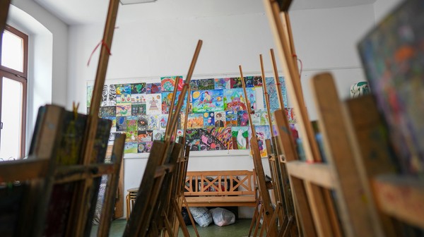 Dzieci mogą uczęszczać m.in. na zajęcia artystyczne takie jak rysunek, malarstwo, ceramika, ekoplastyka czy rękodzieło. 