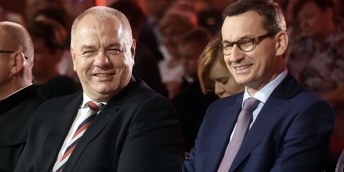 Wicepremier i odpowiedzialny za zmiany w energetyce minister aktywów państwowych Jacek Sasin i premier Mateusz Morawiecki