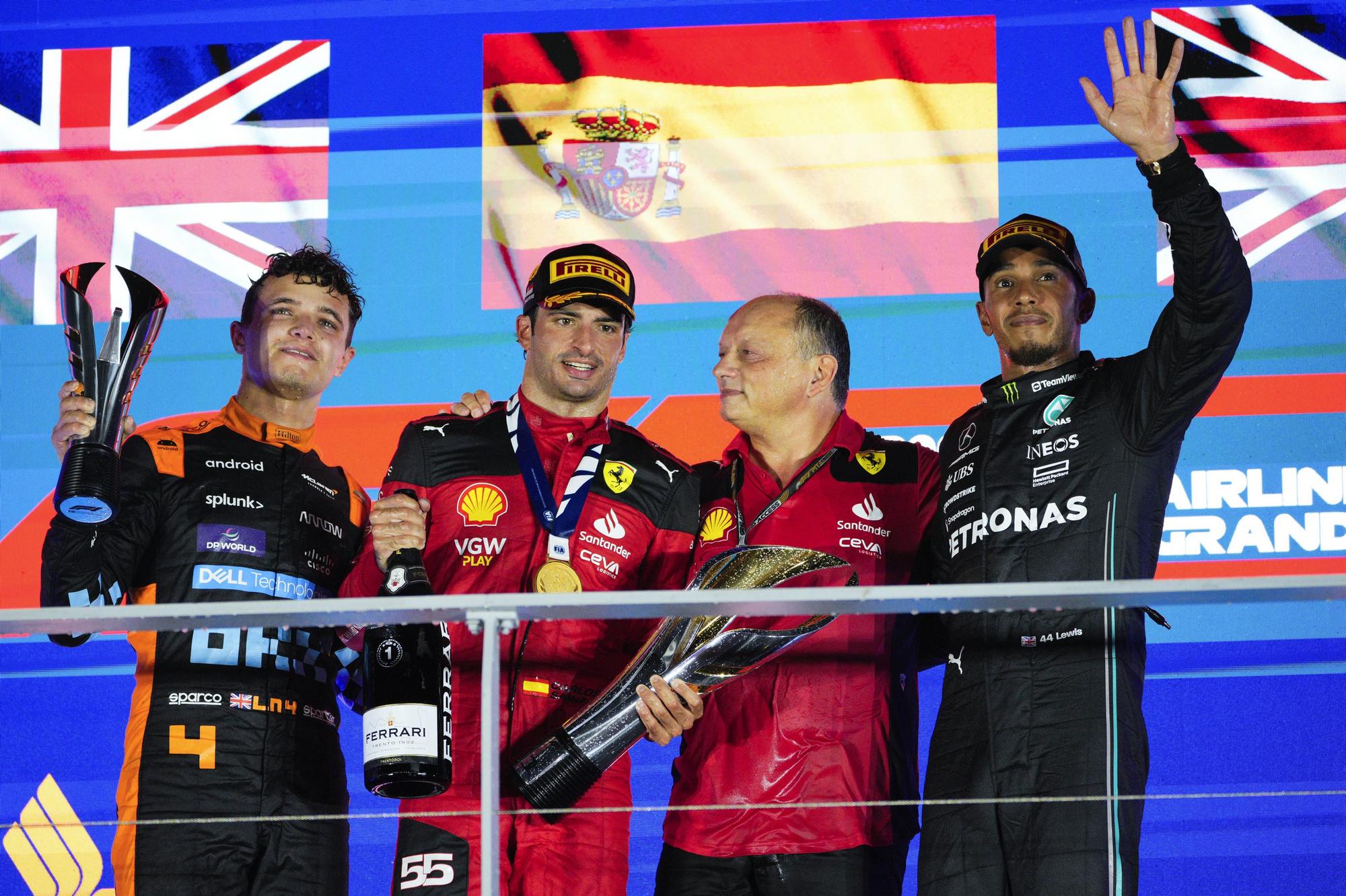 Španielsky pilot Carlos Sainz (Ferrari) sa teší z výhry na Veľkej cene Singapuru.