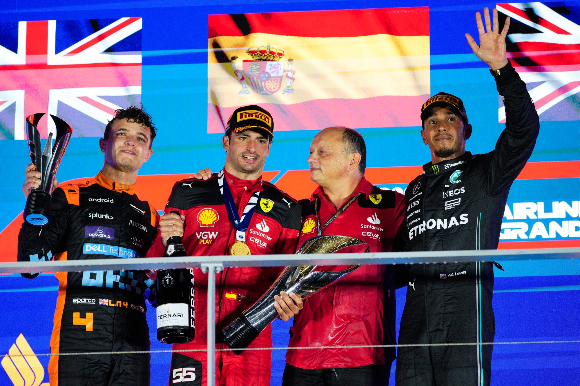 Španielsky pilot Carlos Sainz (Ferrari) sa teší z výhry na Veľkej cene Singapuru.