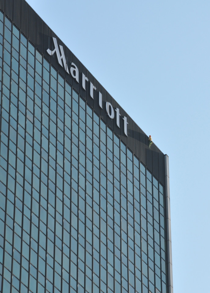 WARSZAWA CZŁOWIEK PAJĄK MARRIOT