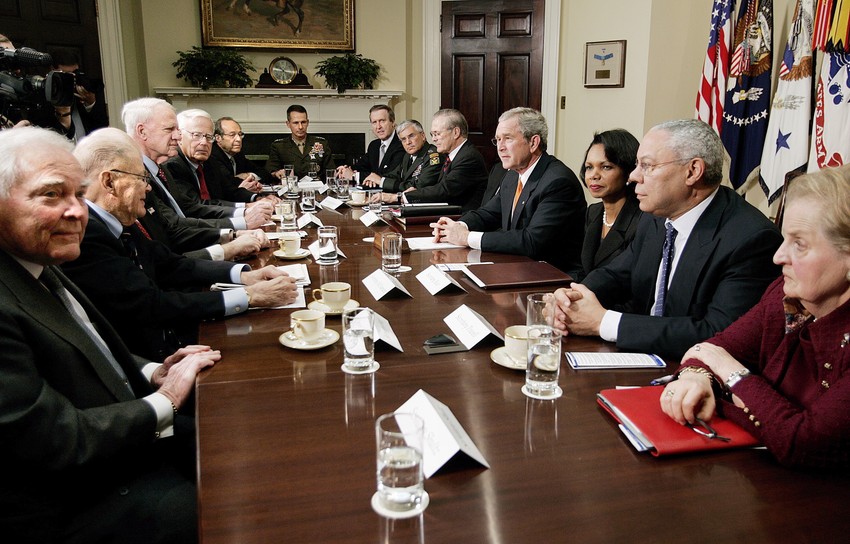 Džordž Buš na sastanku sa bivšim sekretarima države Medlin Olbrajt i Kolinom Pauelom i novom sekretarkom Kondolizom Rajs 2006.