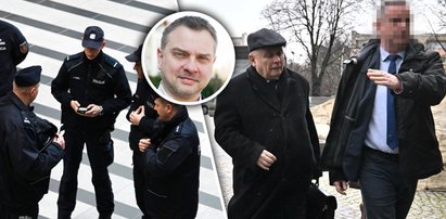 Chaos w TVP. Policja i Kaczyński z ochroną. Co może się wydarzyć?