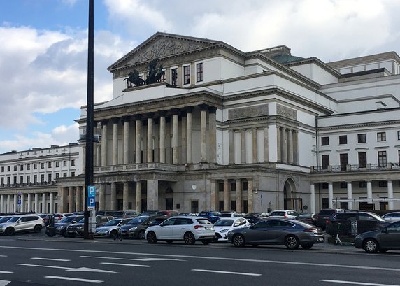 Plac zamieniony w dużej części w parking.