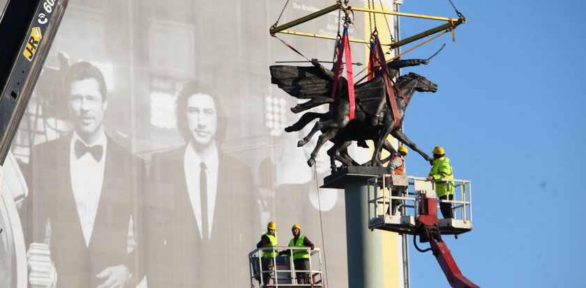 Odwracają pomnik. Poszło o "koński zad"