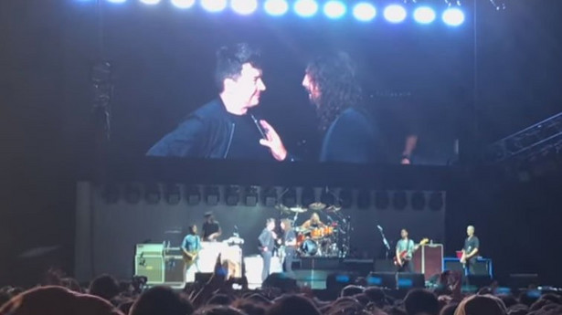 Foo Fighters i Rick Astley razem na scenie? Tak i grają "Never Gonna Give You Up" [WIDEO]