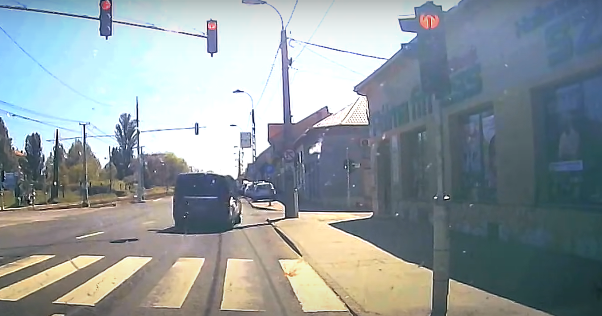 Mi folyik az Üllői úton? A legnagyobb természetességgel mennek át a piroson az autók – videó