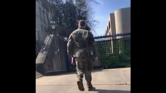 Videón a sokkoló eset: 
felgyújtotta magát az amerikai légierő egyik katonája a washingtoni izraeli nagykövetség előtt