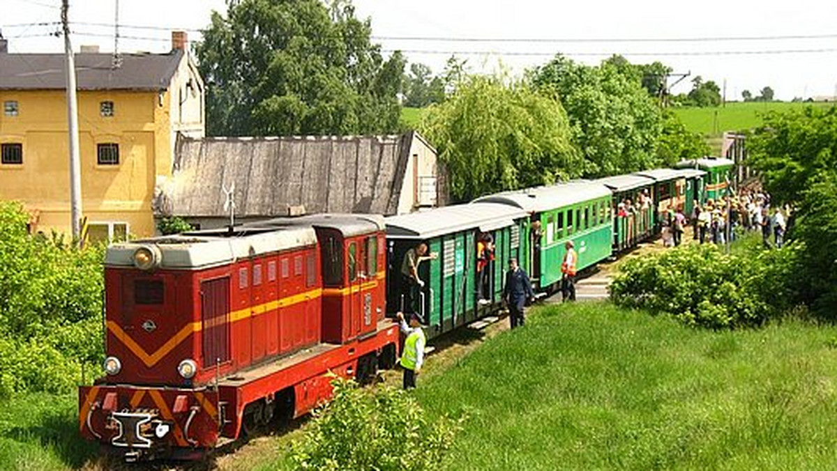 Grupa miłośników kolei z Polski, Czech, Niemiec i Wielkiej Brytanii apeluje do władz Krośniewic o ratowanie tamtejszej kolejki wąskotorowej i uczynienie z niej atrakcji turystycznej.