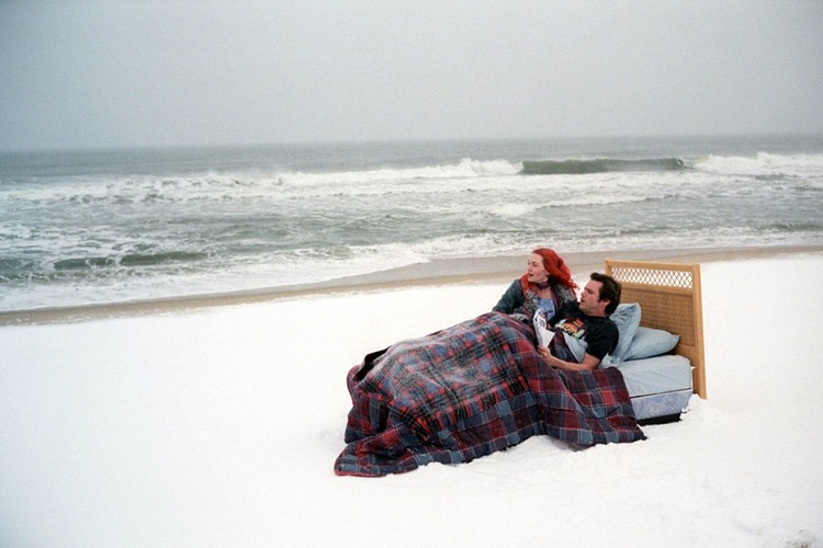 <strong>6. Zakochany bez pamięci (Eternal Sunshine of the Spotless Mind; Michel Gondry, 2004)</strong>
<br><br>
Joel odkrywa, że jego wieloletnia dziewczyna Clementine, po rozpadnięciu się ich związku poddała się eksperymentalnej operacji doktora Howarda Mierzwiaka, polegającej na wymazaniu z pamięci wszelkich wspomnień o swoim byłym ukochanym. Sfrustrowany tym faktem, postanawia skontaktować się z tajemniczym psychiatrą, aby również poddać się kuracji i wymazać ze swojej pamięci Clementine. Jednak w trakcie zabiegu, gdy wspomnienia Joela zaczynają stopniowo zanikać, przekonuje się, że wciąż kocha Clementine i tak naprawdę nie chce wyrzucać jej ze swojego umysłu. Ponieważ doktor Mierzwiak i jego współpracownicy ani myślą przerywać operacji, Joel stara się schować wspomnienia wspólnej przeszłości z Clementine w innych zakamarkach pamięci. [opis dystrybutora]