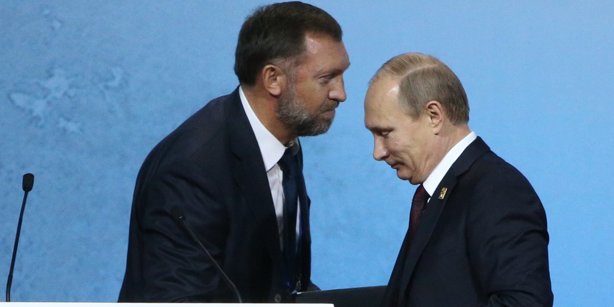 Oleg Deripaska i Władimir Putin podczas szczytu w Pekinie w 2014 r.