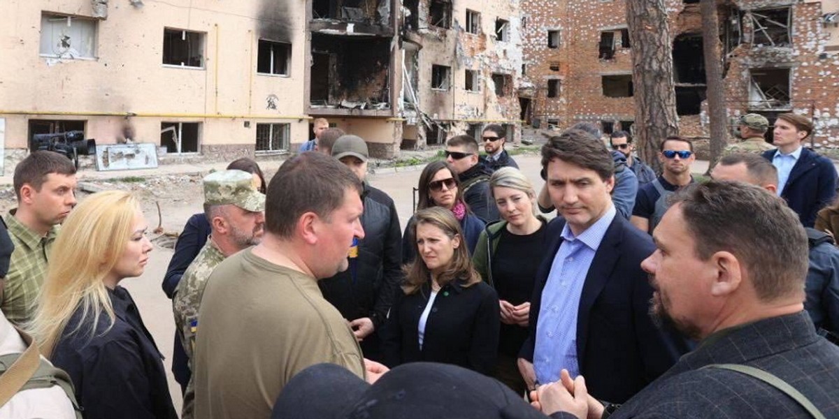 Justin Trudeau odwiedził zniszczony przez żołnierzy Putina Irpień. 