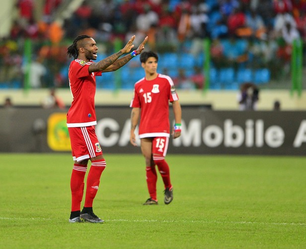 Piłkarze uspokajają kibiców w czasie meczu Ghana - Gwinea Równikowa w czasie Pucharu Narodów Afryki