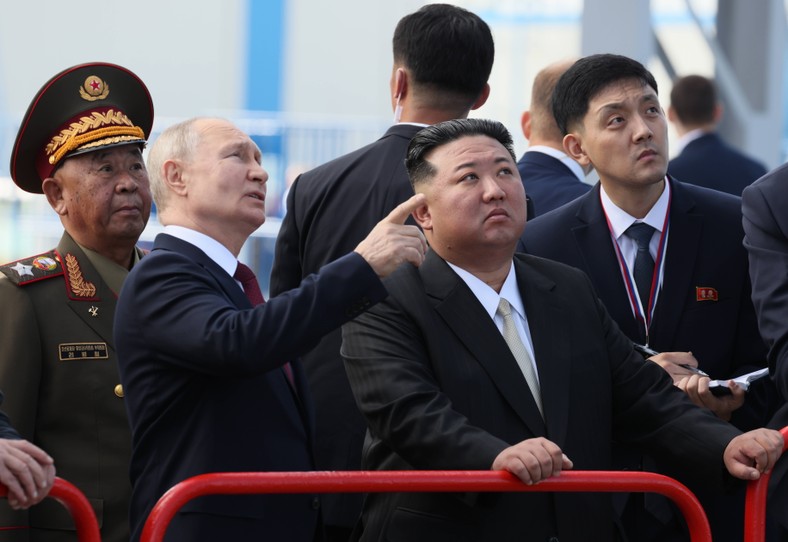 Władimir Putin i Kim Dzong Un podczas wizyty w kosmodromie Wostocznyj, Rosja, 13 września 2023 r.