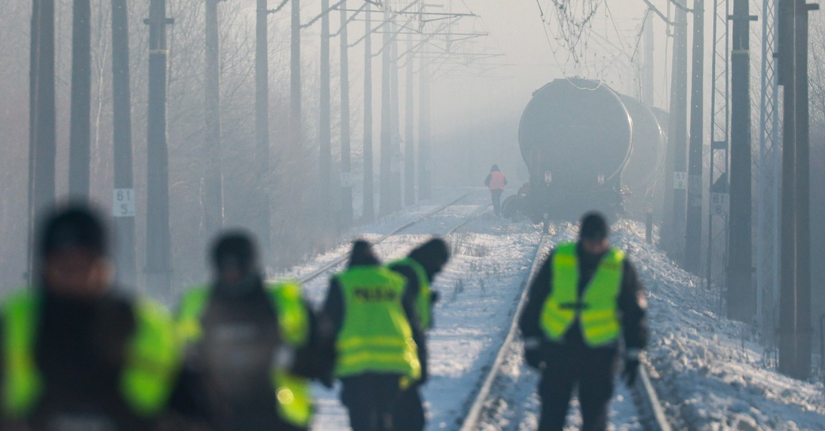 Wykoleił się pociąg na Mazowszu. Wagony wciąż leżą poza torami. Kiedy je wyciągną?