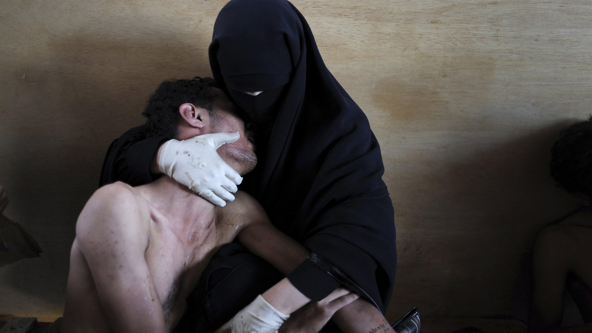 Fotograf "New York Timesa" Samuel Aranda zwyciężył w tegorocznej edycji konkursu World Press Photo. World Press Photo of the Year 2011 przedstawia kobietę obejmującą rannego krewnego po antyrządowej demonstracji w Jemenie. Wśród laureatów jest dwóch Polaków.