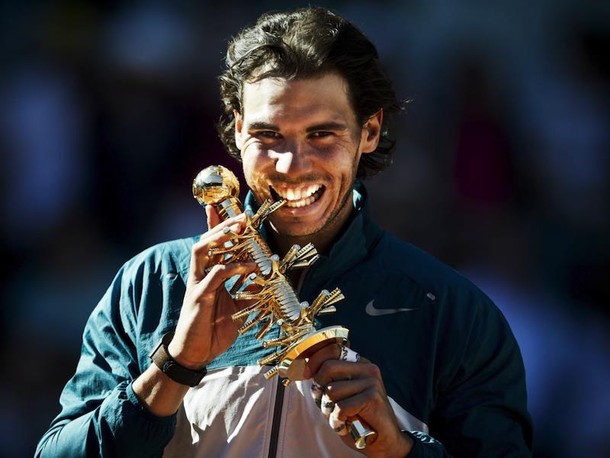 Rafael Nadal z pucharem za zwycięstwo w turnieju ATP w Madrycie