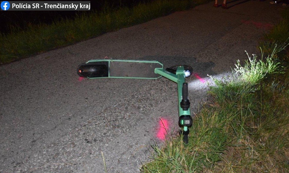 Mužovi sa stala osudnou nehoda na kolobežke. 