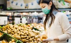 Pandemia koronawirusa. 70 proc. Polaków wstrzymało się z zakupami [RAPORT]