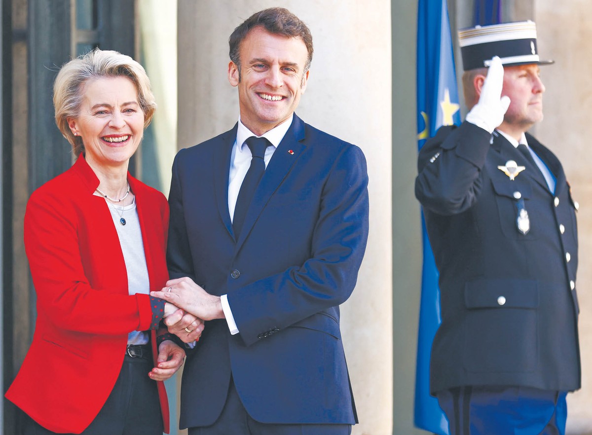Szefowa KE Ursula von der Leyen i prezydent Francji Emmanuel Macron odwiedzą Pekin
