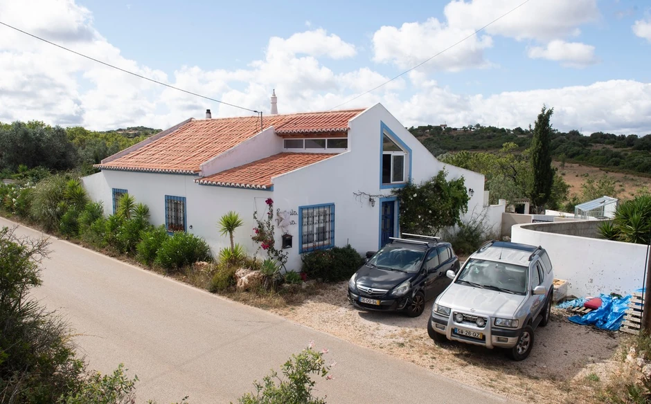 Kuća u kojoj je živeo Kristijan Brukner blizu Praja da Luza oronula je u vreme njegovog boravka