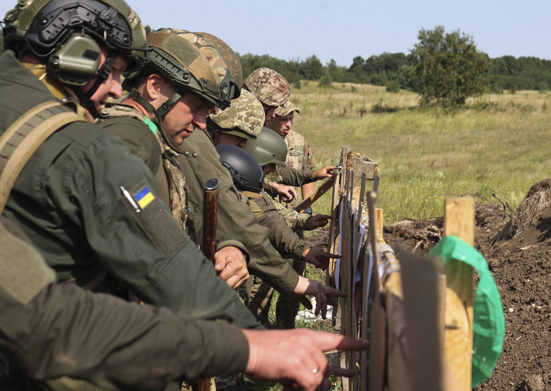 Ukraińscy żołnierze podczas szkolenia dowódców plutonów jednostek wojskowych na strzelnicy pod Charkowem, Ukraina, 26 lipca 2023 r.