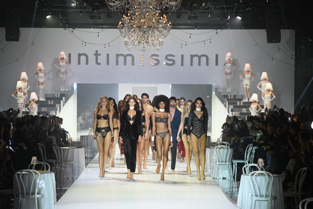 Észveszejtő show keretein belül mutatta be az Intimissimi új kollekcióját -  Glamour