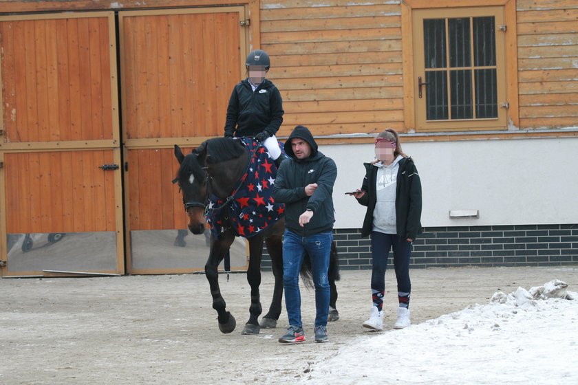 Kaczyńska i Dubieniecki z córką na koniach