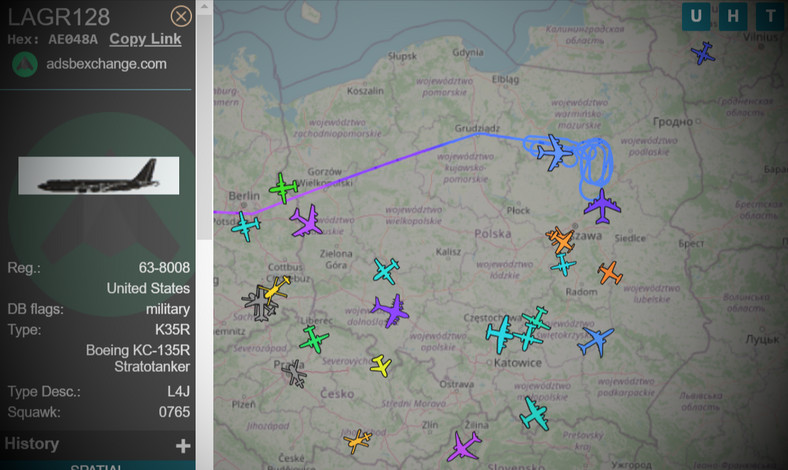 Przykładowa sytuacja na polskim niebie 10 maja. Zaznaczone samoloty wojskowe, w tym amerykański tankowiec Boeing KC-135R
