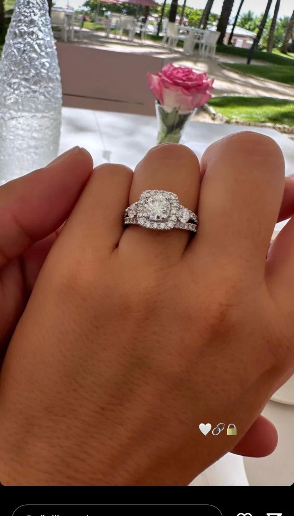 Stanija pokazala verenički prsten