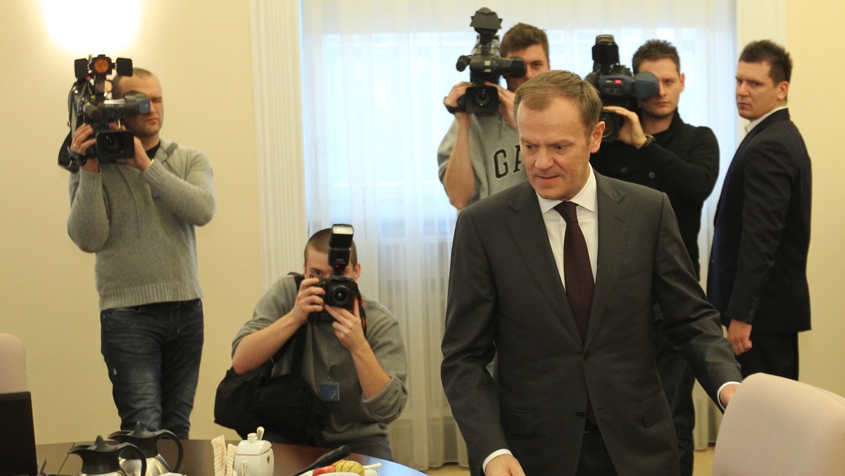 - Rok 2011 był dramatycznie trudny, z wyzwaniami, o jakich się wcześniej nam nie śniło - ocenił premier Donald Tusk. Jak dodał, były wyzwania, do których się przygotowywaliśmy - jak polska prezydencja i takie, do których nikt na świecie nie był się w stanie przygotować czyli fale kryzysu.