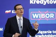 Premier Mateusz Morawiecki podczas konferencji dotyczącej tzw. putininflacji i pomocy dla kredytobiorców, Warszawa, 26 kwietnia 2022 r