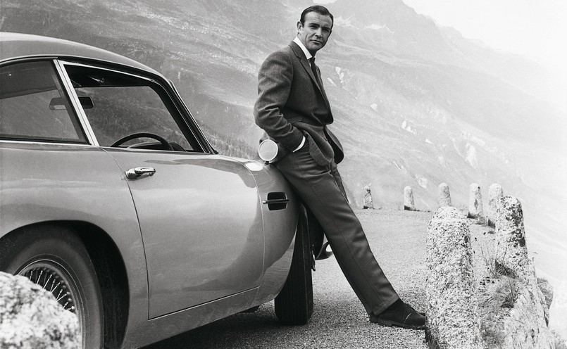 Sean Connery i Aston Martin DB5 w filmie "Goldfinger"