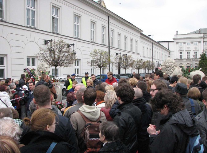 Tłumy ludzi przed Pałacem Prezydenckim