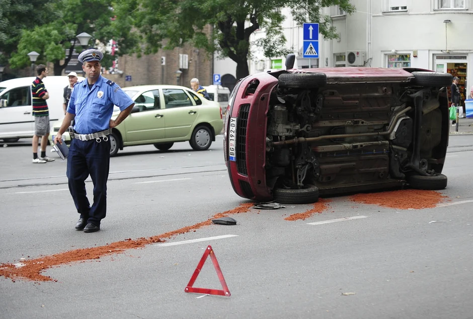 Od siline udara automobil je prevrnut na krov