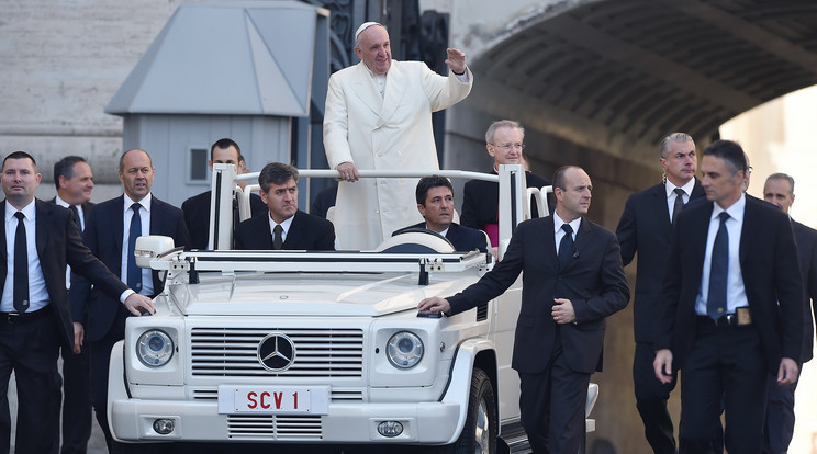A pápa az egyik legveszélyeztetettebb személy a világon, hónapokig készülnek védelmére /Fotó: GettyImages