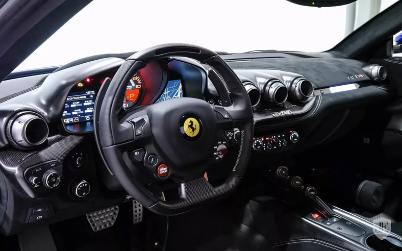 Elektryzująco niebieskie Ferrari F12dtf na sprzedaż