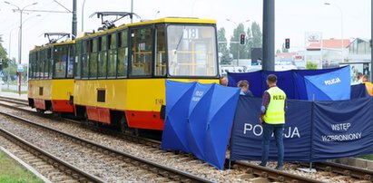 Chłopczyk zginął pod ruszającym tramwajem. Gdy wysiadał zakleszczył się w drzwiach. Śledczy nie mogą teraz przesłuchać motorniczego, ale zbadają, co działo się w kabinie [NOWE FAKTY]