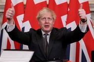 Premier Boris Johnson podpisujący pobrexitową umowę handlową z UE. 30 grudnia 2020 r.