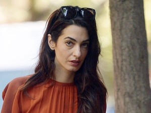 Amal Clooney hibátlan őszi szettjét imádjuk