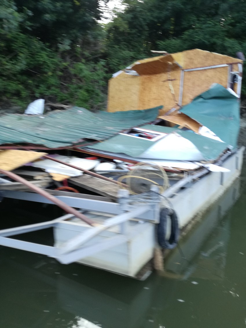 Splav je u potpunosti srušen